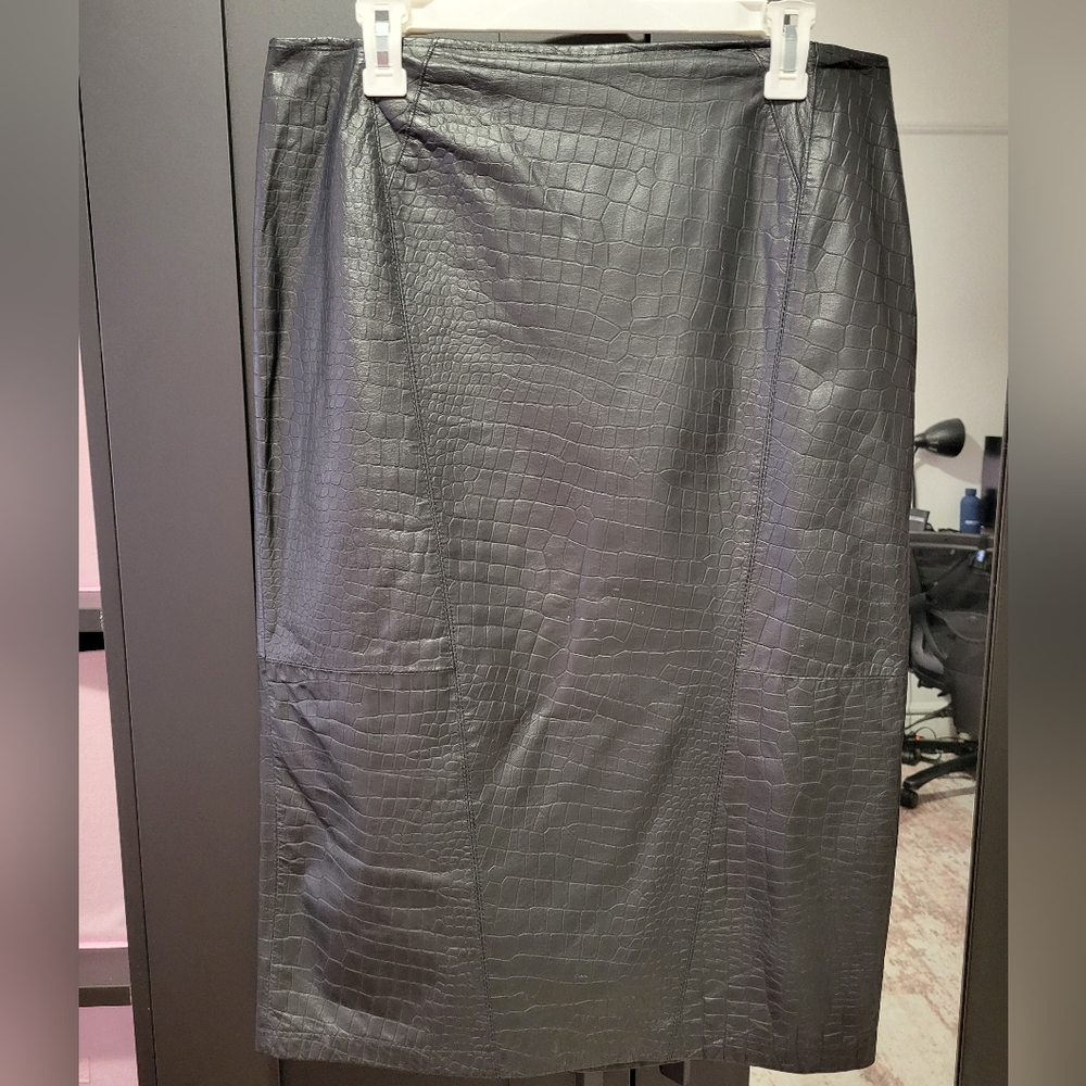 Elegant Black Croc-Embossed Real Leather Skirt